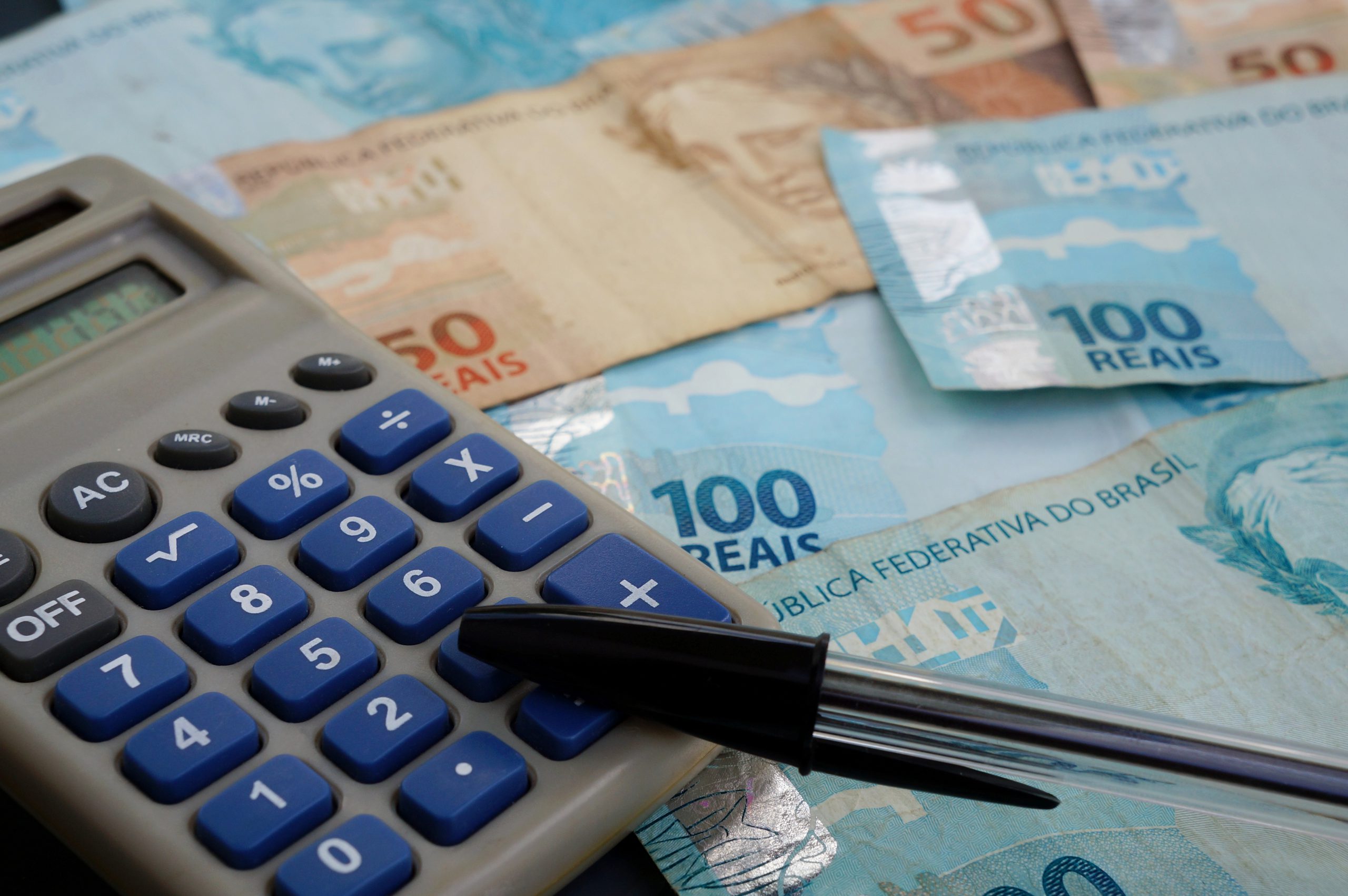 Qual a idade mínima para se aposentar no Brasil em 2026