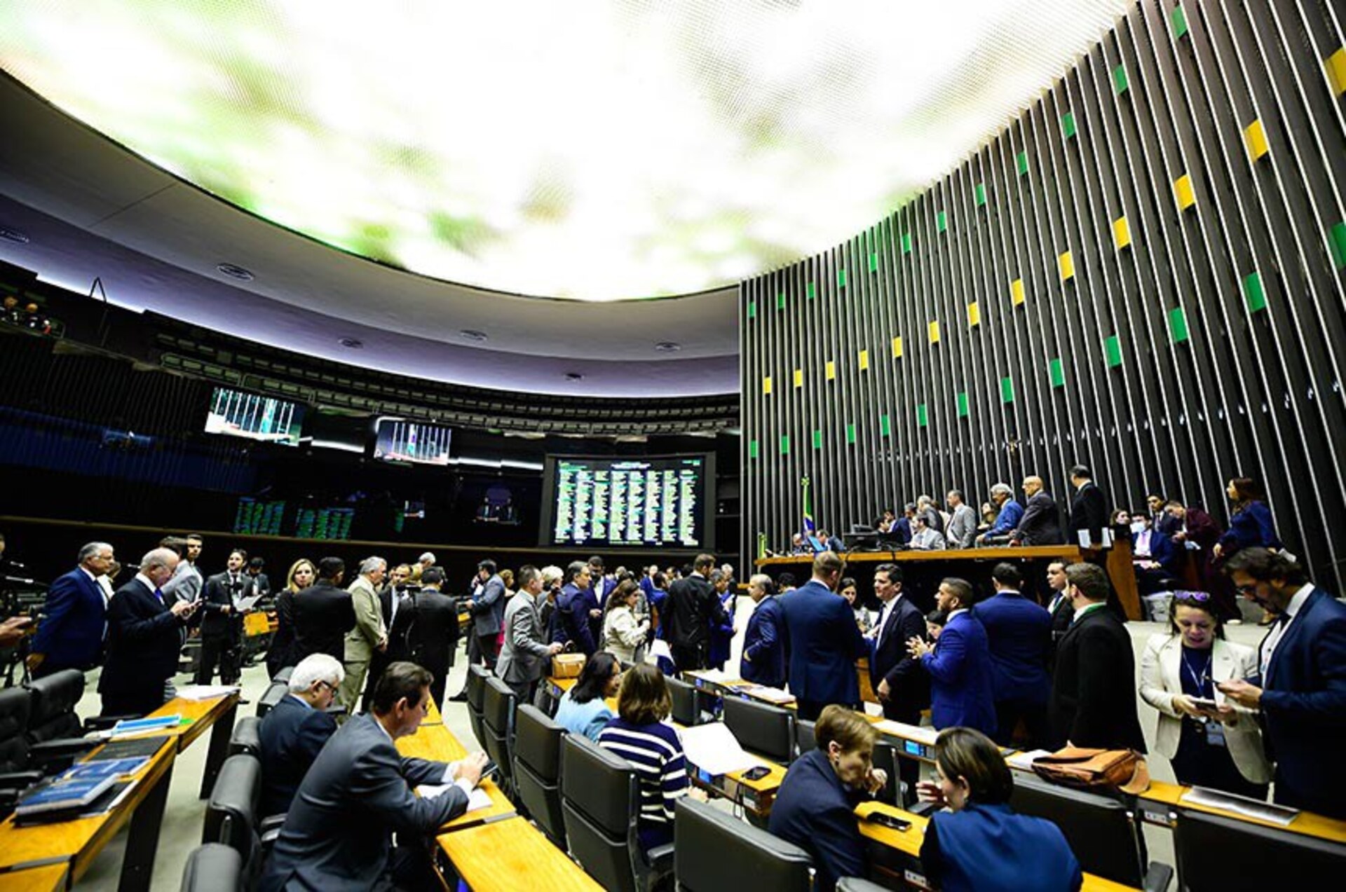 Governo e oposição disputam o comando da CPMI do INSS