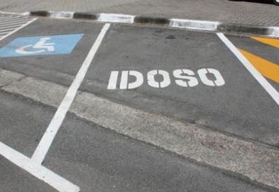 Idosos têm direito a não pagar estacionamento? Entenda o que diz a lei no Brasil